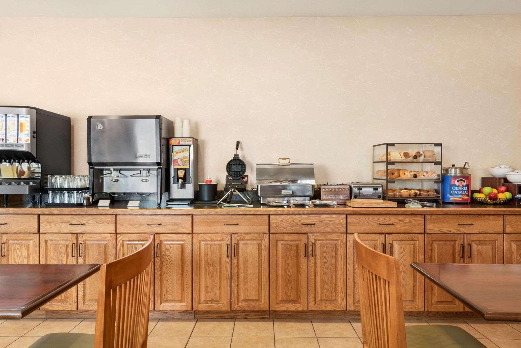 Hotel Country & By Radisson, North, Il Peoria